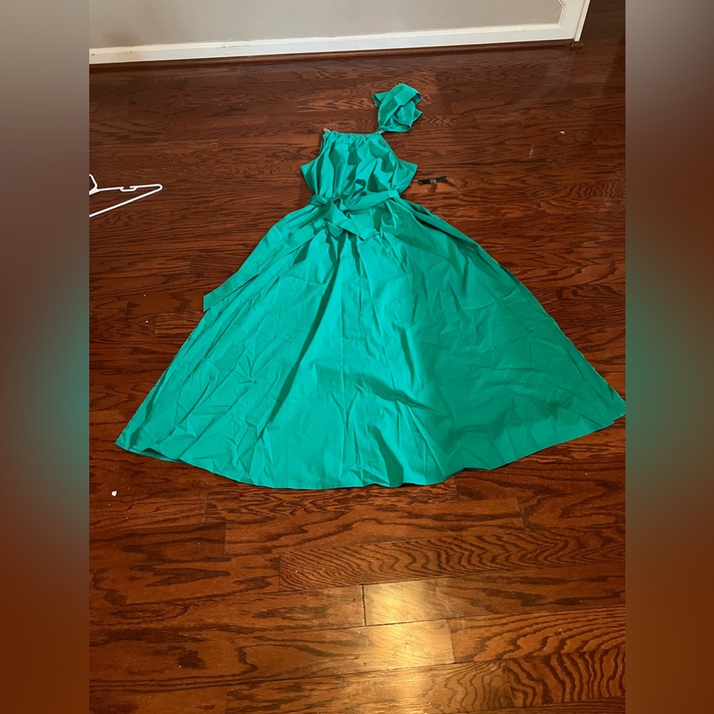 Woman free gown with split by the sides